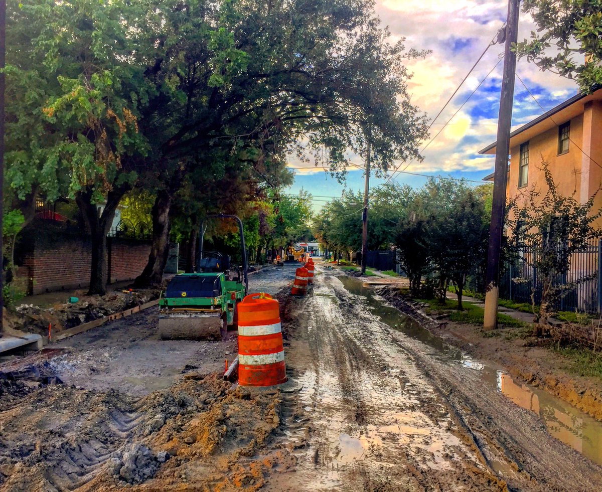 engineersdo's tweet image. #engineeringis making a muddy mess of my hood!
Here’s hoping that the good #engineers of the @CityofHouston did their job well, &amp;amp; these new streets last a lifetime!
#Funfact: There are over 2.5 MILLION miles (4.3 million km) of road in the US? That’s insane!

#CivilEngineering