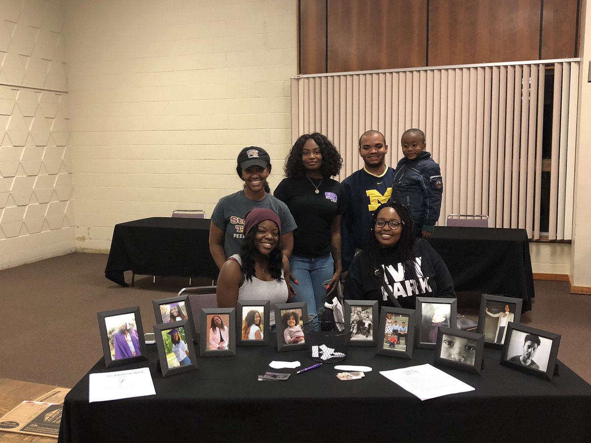 Some members supporting our President,  who was showcasing her photography 📸 💜💛 #WIU18 
#WIU19 #WIU20 #WIU21 #WIU22 #StudentsTALK #HealthandWellness