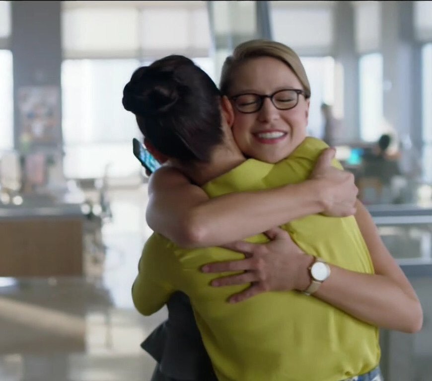 luthormcgra's tweet photo. i can't sleep bc there's currently TWO KARAS one is gaying it up living the life smooching Lena freaking Luthor and the other is digging tunnels with her bare fists WHATS GONNA HAPPEN WHEN THEY MEET https://t.co/jrVpJ9d8Ki