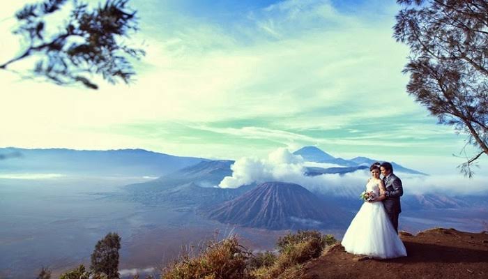 Alam punya cerita. Janganlah takut setiap mendengar kabar gunung meletus. Justru gunung meletus adalah momentum terindah untuk foto pre wedding. Tentu di radius yang aman. Kesempatan langka bisa mengabadikan itu. Cintapun akan terus bergelora laksana gemuruh letusan itu.