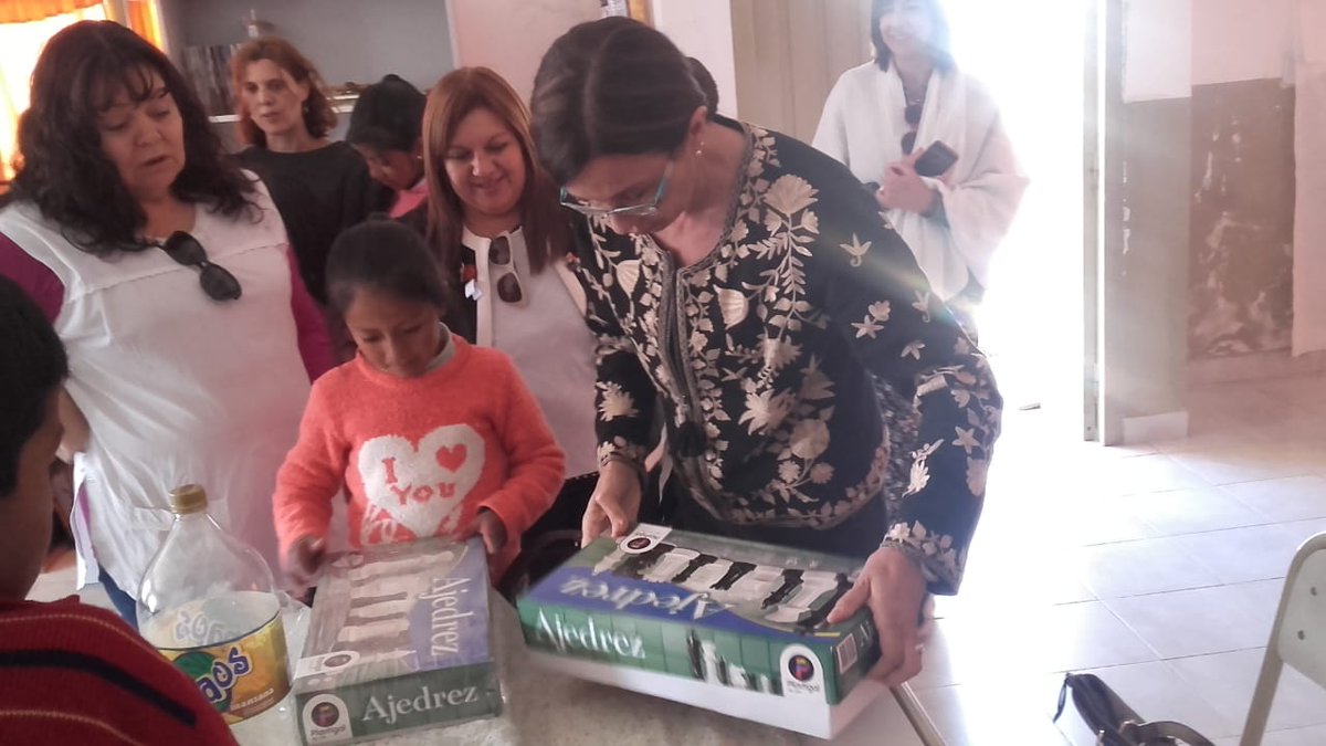 matiaszaki16's tweet photo. .@aniberruezo ministra de Educación entregó juegos de Ajedrez a la Esc. N* 4601 Santa Bárbara del departamento de #Iruya
#ElAjedrezCreceEnSalta @UrtubeyJM https://t.co/NPoVRDGlF1