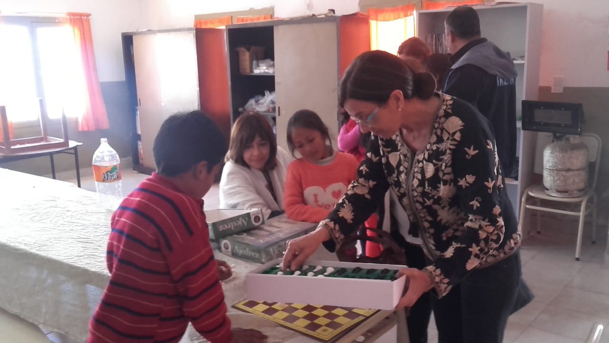 matiaszaki16's tweet photo. .@aniberruezo ministra de Educación entregó juegos de Ajedrez a la Esc. N* 4601 Santa Bárbara del departamento de #Iruya
#ElAjedrezCreceEnSalta @UrtubeyJM https://t.co/NPoVRDGlF1