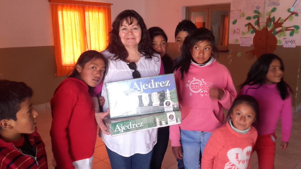 matiaszaki16's tweet photo. .@aniberruezo ministra de Educación entregó juegos de Ajedrez a la Esc. N* 4601 Santa Bárbara del departamento de #Iruya
#ElAjedrezCreceEnSalta @UrtubeyJM https://t.co/NPoVRDGlF1