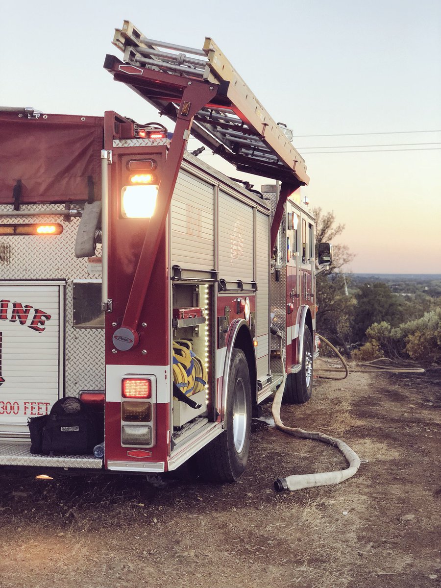 SpencerJosephTV's tweet photo. @ReddingFire engine 1 continues to mop up the #MasonicFire as the night falls and containment reaches 60% https://t.co/hUwRFmzfg6