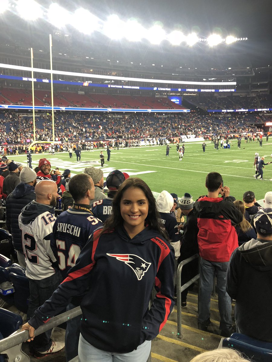 YuliGuillen's tweet photo. #patsgame it’s my first game! You better win your patriots https://t.co/lndqbdwDfd