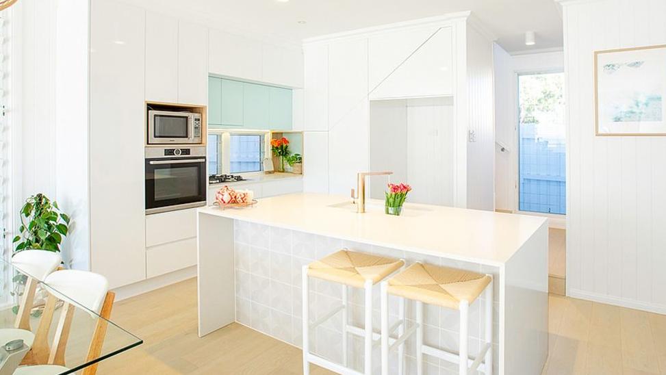 PlaceEA's tweet image. Stunning #reno now on the market with Place New Farm. 
See the before and after in the article below. #placeestateagents
realestate.com.au/news/reno-roya…