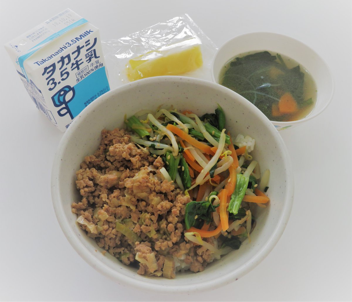 神奈川県立鶴見養護学校 A Twitter 本日の給食 ビビンバ 春雨スープ 冷凍パイン 牛乳 700kcal 栄養士落合より 今日は韓国料理のビビンバです ひき肉は甘めな味付けに 野菜はごまが香ばしいナムルに仕上げました スプーンを使って よく混ぜ