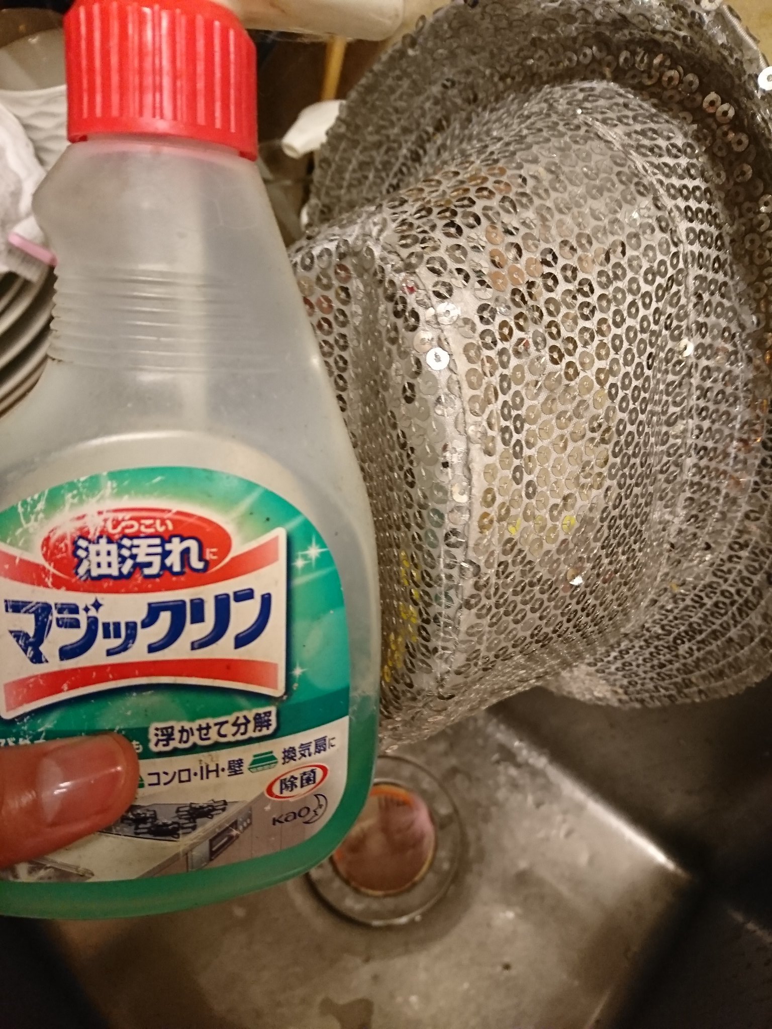 上村綾 15日 月 本日ランチタイムはお休みいただいてますm M ライフハック 総スパンコールの何かがヤニ と油とホコリでギトギトになって困ってる方 スポンジだとひっかかってイライラしますよね マジックリン噴霧し歯ブラシでこすって ストレス無く