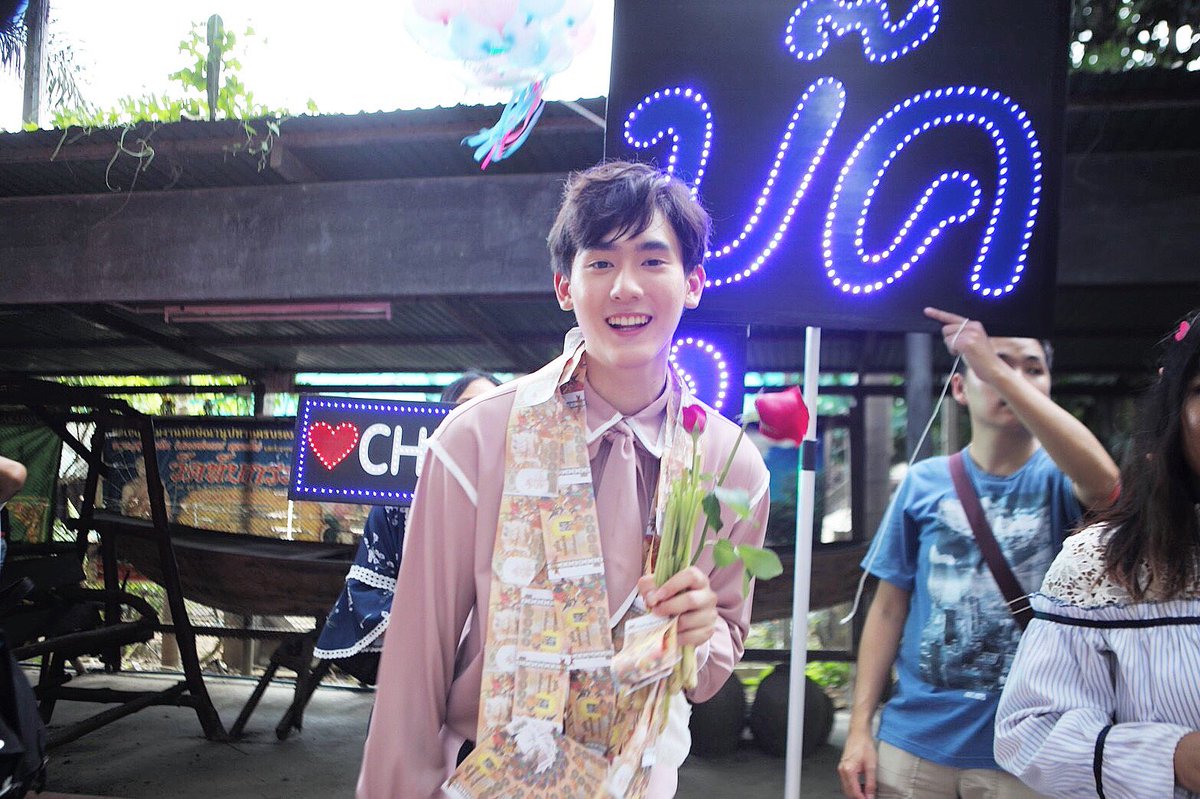bookfamily_'s tweet photo. เจ้าชายวังตะไคร้ก็ต้องคู่กับตะไคร้ใช่ไหมคะ ? เมื่อวานคือฝนจะตกก็เลยบอกให้เจ้าชายปักตะไคร้ แต่เจ้าชายก็ตอบว่า " ปักไม่ได้ เค้าให้ผู้หญิงปักไม่ใช่หรอ ? " #เจ้าชายวังตะไคร้ #บุ๊คผู้กลายเป็นเจ้าชายไปแล้ว #bookcutechef #cutechefthailand #fanchef #cutechef https://t.co/G3Khm2lx2g