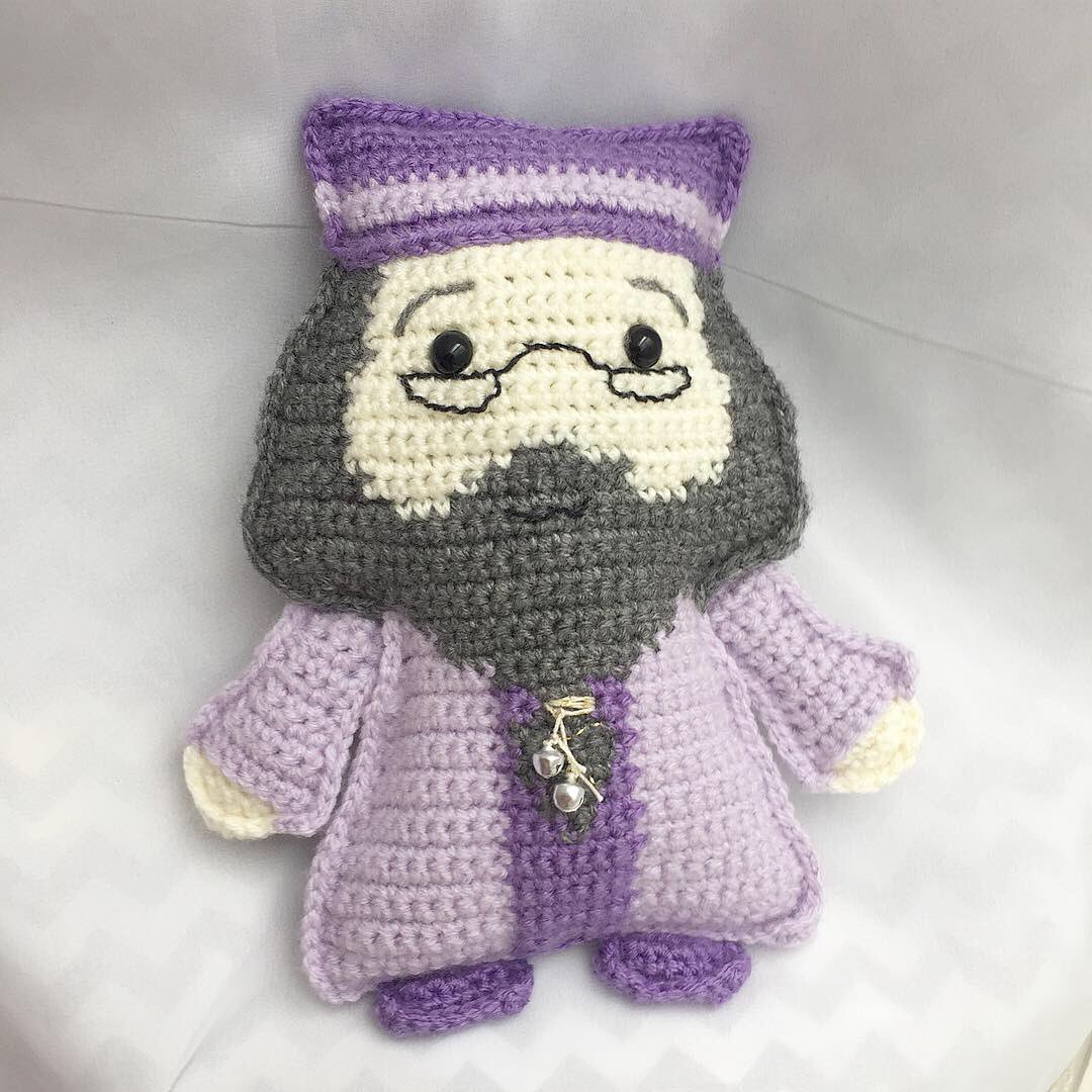 Pawbu1's tweet photo. Meet Albus Percival Wulfric Brian Dumbledore. He likes knitting ➰and can speak Mermish 🧜♀️!
_
#dumblydorable #dumbledore #harrypotter #gobletoffire #crochet #fiberart #ragdoll #amigurumi #sherbertlemon https://t.co/ldkXQFBfH6