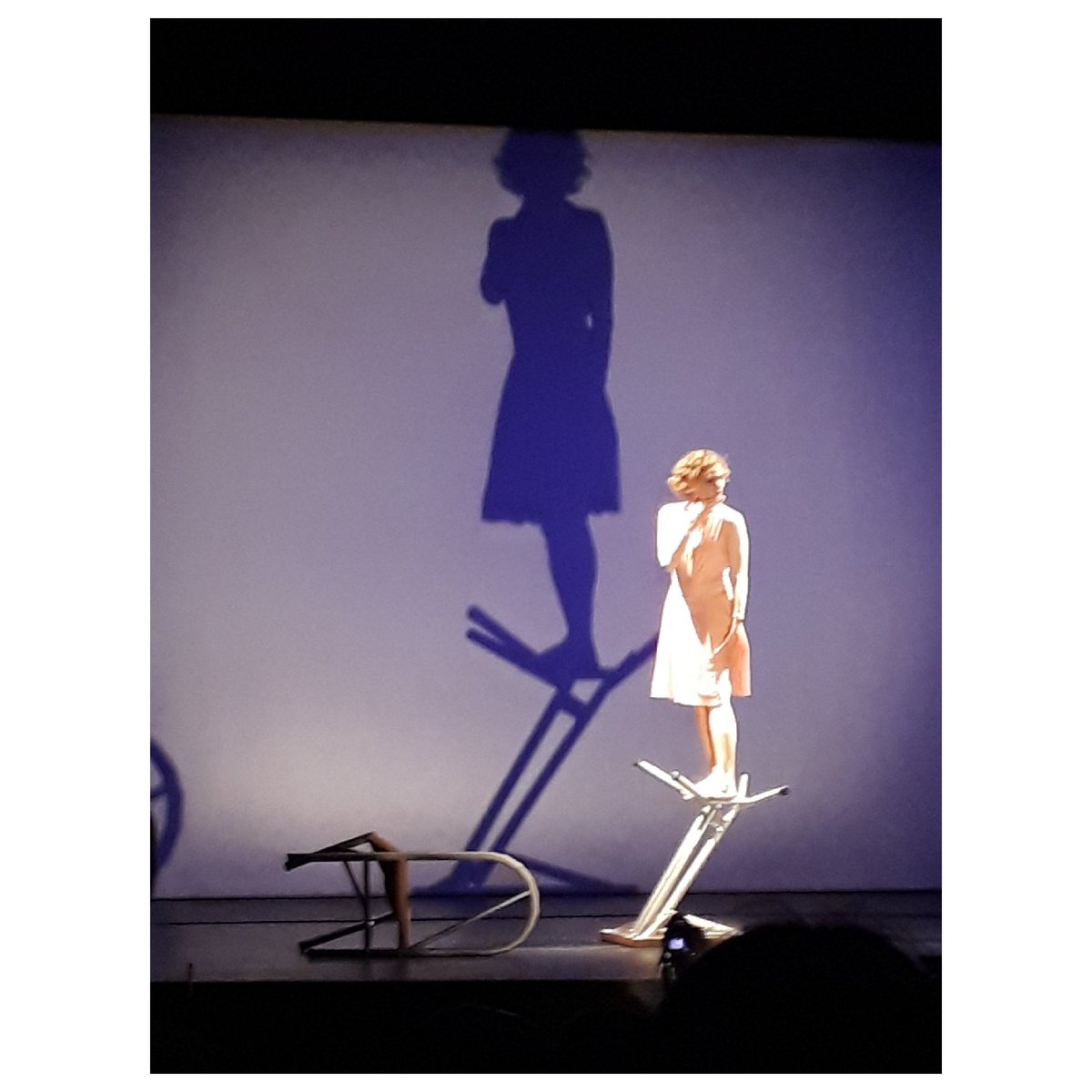 lmarajofsky's tweet image. ¿Hay algo más genial que ver una obra de #videodanza de Margarita Bali? Sí, verla a ella tomar el escenario al final de la reedición de su Doblar Mujer Por Línea de Puntos para hablar sobre cómo afectó el paso del tiempo a la obra y bailar. Acontecimiento histórico.