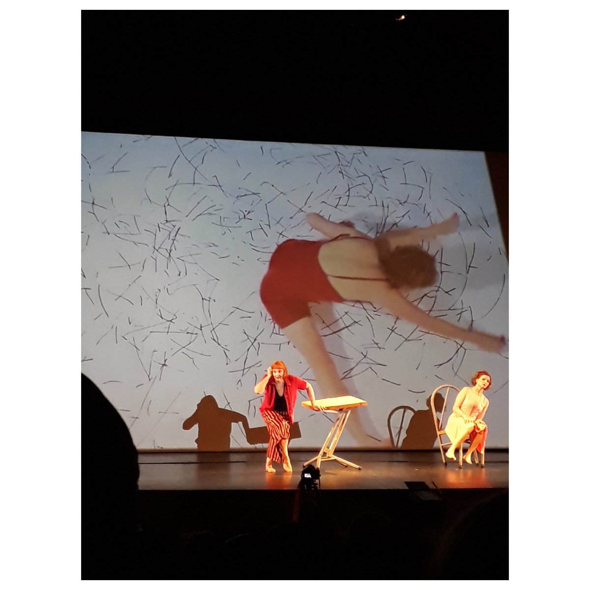 lmarajofsky's tweet image. ¿Hay algo más genial que ver una obra de #videodanza de Margarita Bali? Sí, verla a ella tomar el escenario al final de la reedición de su Doblar Mujer Por Línea de Puntos para hablar sobre cómo afectó el paso del tiempo a la obra y bailar. Acontecimiento histórico.