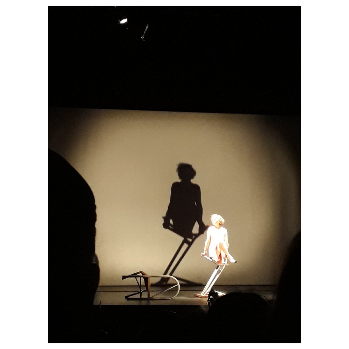 lmarajofsky's tweet image. ¿Hay algo más genial que ver una obra de #videodanza de Margarita Bali? Sí, verla a ella tomar el escenario al final de la reedición de su Doblar Mujer Por Línea de Puntos para hablar sobre cómo afectó el paso del tiempo a la obra y bailar. Acontecimiento histórico.