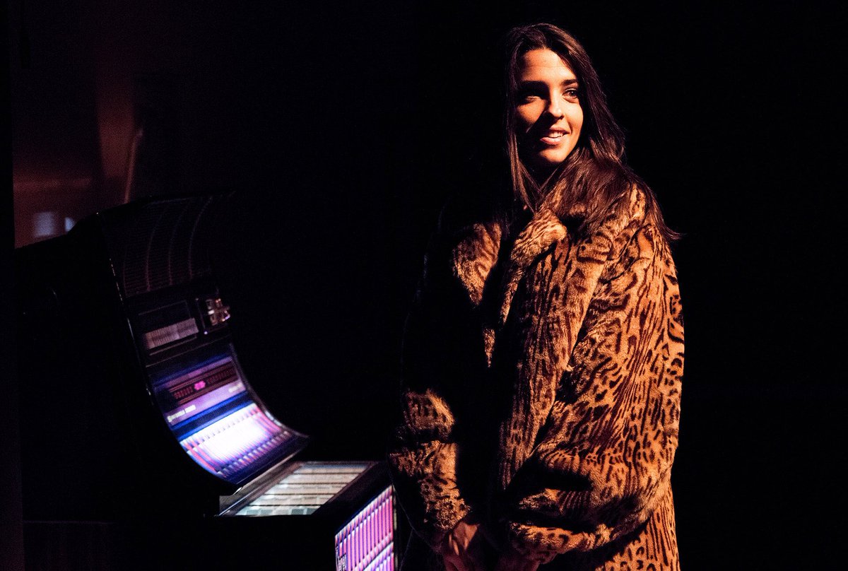 oyejuan's tweet photo. Una emocionante historia de amor con viajes en el tiempo sobre lo complicado que es seguir adelante cuando giras la vista atrás. Están en @TeatrosCanal el próximo fin de semana y el siguiente: https://t.co/MVcTxHsMYM https://t.co/3E1EPYzEwW