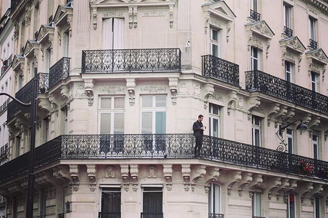 A quiet moment on a Sunday.
•
•
#paris #parisjetaime #paris🇫🇷 #mylittleparis #parismoments #parisian #parisianbuilding #beautifulbalcony #travel #seetheworld #france #mytinyatlas #latergram #ig_paris #philandclairetakeparis #girlstrip ift.tt/2Oo0u4Z