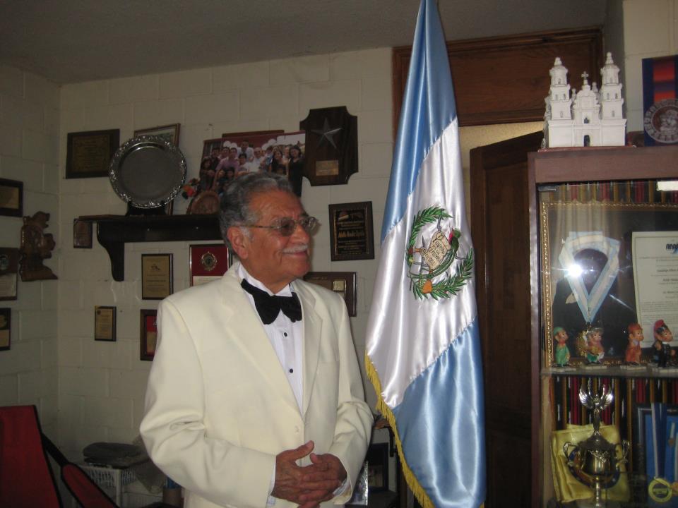 Escenario_pl's tweet photo. El ícono de la radiodifusión nacional, Adolfo Méndez Zepeda, mejor conocido como "La Voz de la Marimba", falleció el pasado 13 de octubre a los 81 años de edad. 
https://t.co/vXJvaNzQ9a https://t.co/rbXHnY0OzA