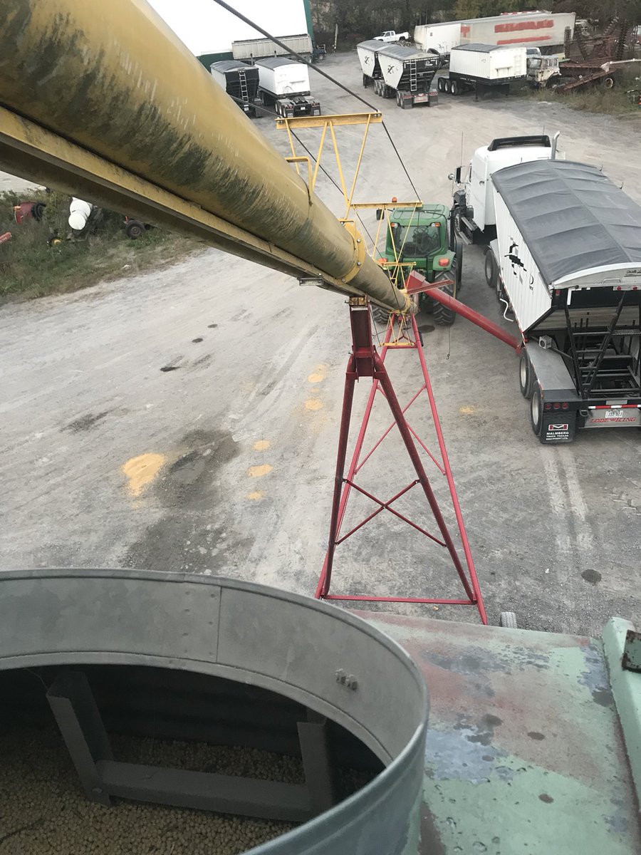 When you grow #pioneersoyabeans you have this problem.    #needmoretrucks #P09a53x #P08T96r #neverstopgrowing #allfull