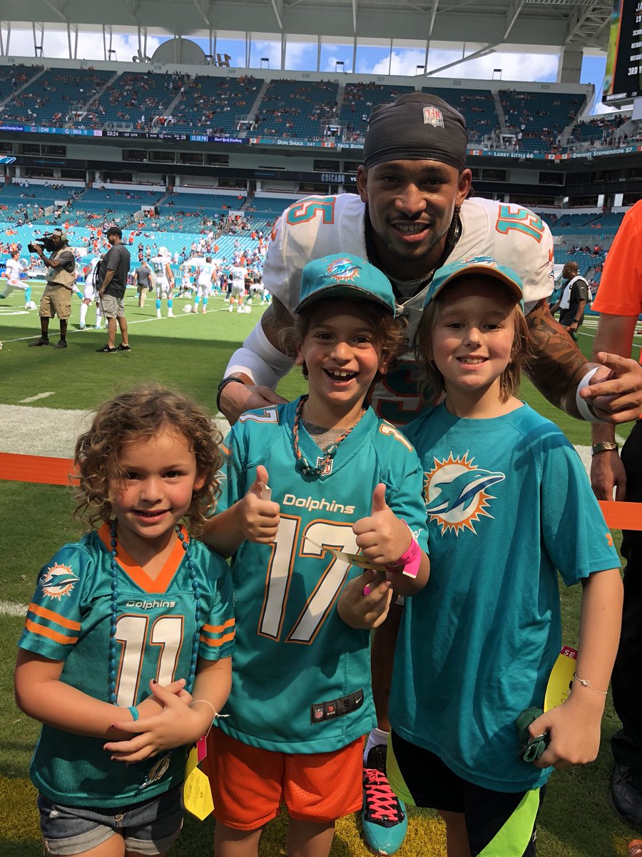 lorne29's tweet photo. Amazing @MiamiDolphins win!  Special thanks to @iThinkIsee12 for stopping by and making such a great impression and having such an incredible day!  #NewFavoritePlayer. #MVP #FinsUp @lbyslam https://t.co/v4kuIMwYyq