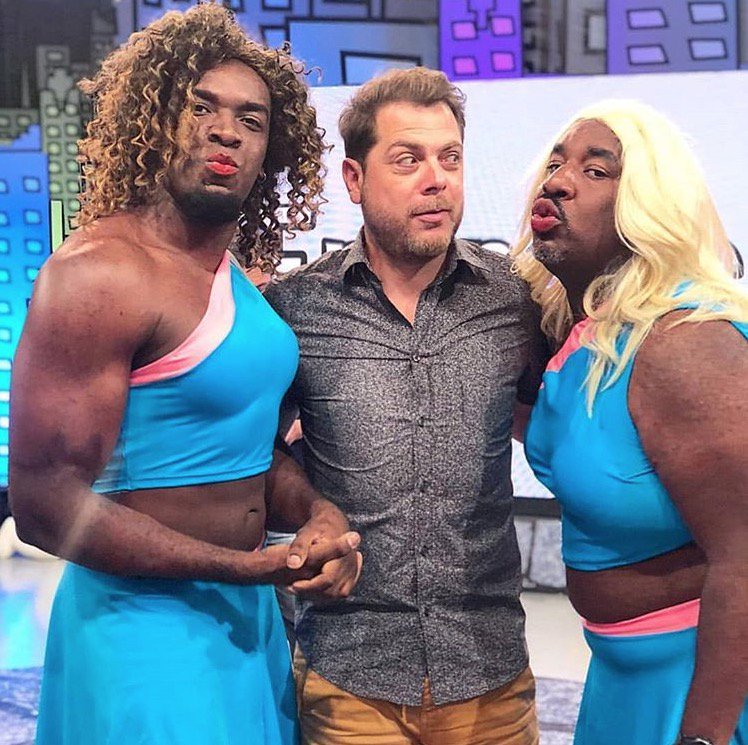 RedeTV's tweet photo. Eles estão chegando para te fazer rir muito! Chama toda a família, pois às 20h começa o @encrencaredetv com muito humor e #ZapZap https://t.co/MLpMtD4CSc