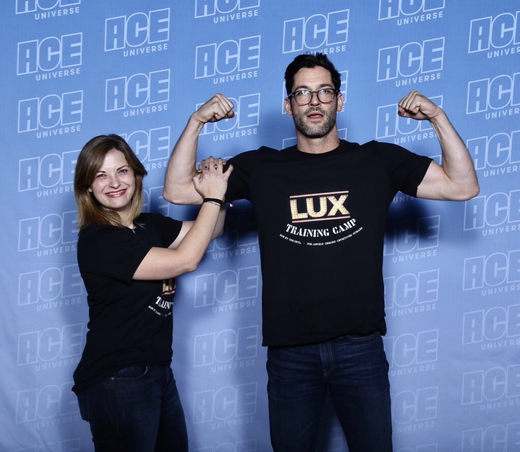 dattrav1's tweet photo. My favourite photo of the weekend so far. @tomellis17 Thanks for taking off your hoodie for the photo 😉 

You’re welcome for the workout 😚
#acecomicconmidwest #tomellis #luciferonnetflix https://t.co/a4iwOAeJYa