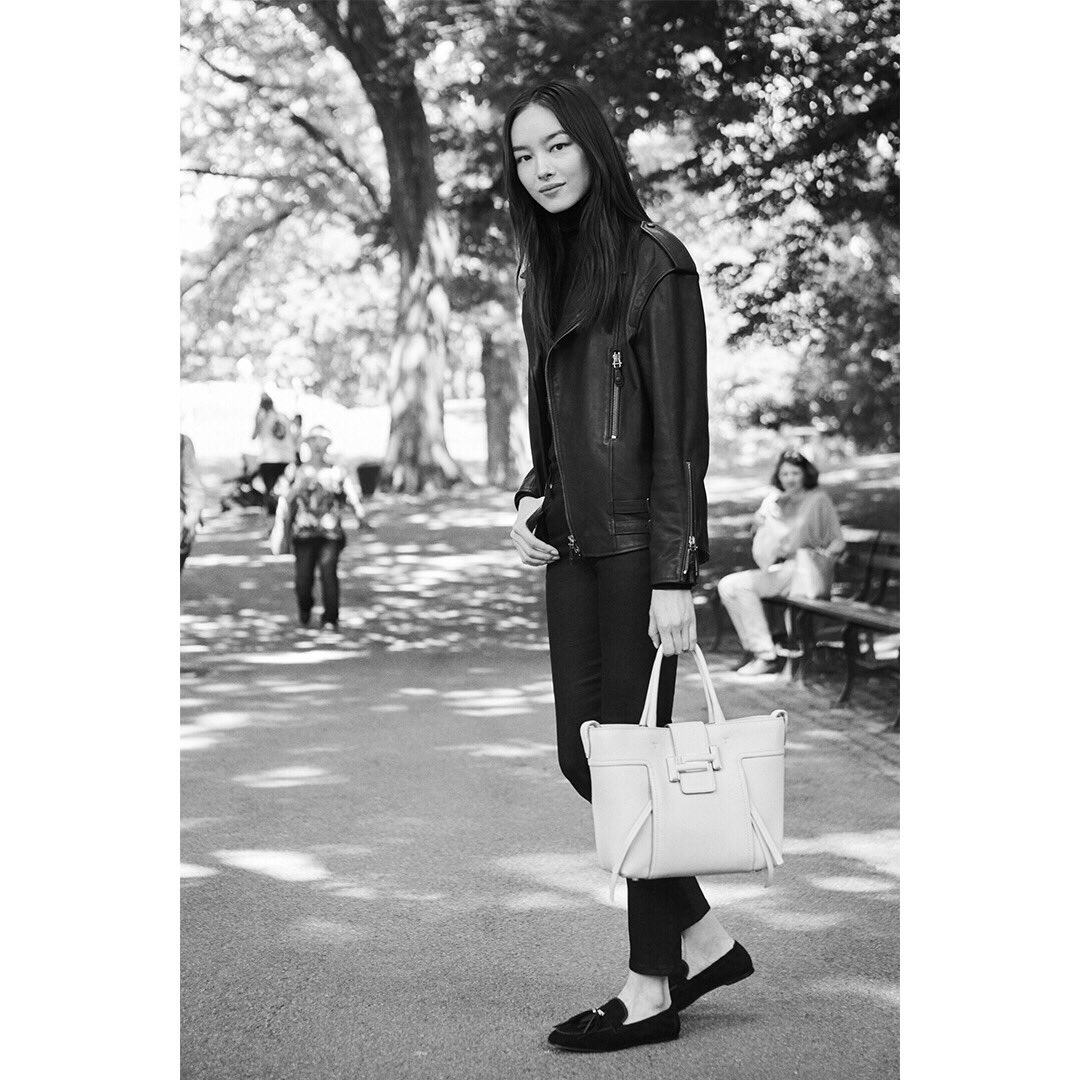 Fall in #centralpark  🍂🍂🍂🖤 <a href="/tods/">Tods</a>  #ciaobytods
