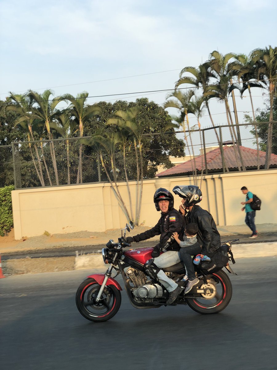 laSemi's tweet photo. @ATMGuayaquil @CTEcuador esto es de horror!! Un chiquito viajaba sin ningún tipo de protección y los dos adultos con casco https://t.co/5NUgnpUiAT