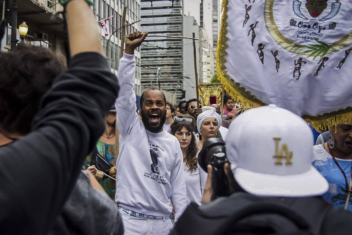 MidiaNINJA's tweet photo. Mestre Moa do Katendê foi homenageado na manhã desse domingo nas ruas do centro de São Paulo. Se fere nossa existência, seremos resistência! ✊🏾
Fotos: William Vieira fotografia/ Mídia NINJA https://t.co/0e8UzbyyEV