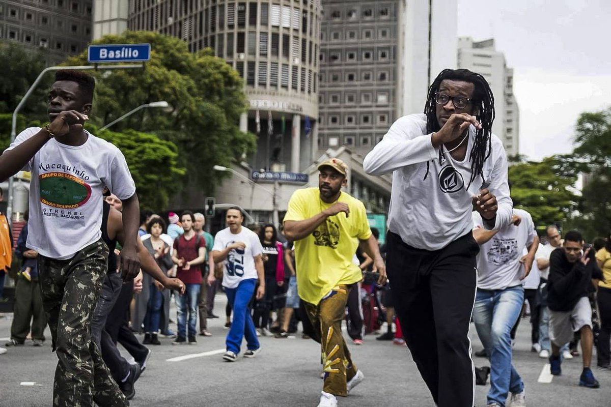 MidiaNINJA's tweet photo. Mestre Moa do Katendê foi homenageado na manhã desse domingo nas ruas do centro de São Paulo. Se fere nossa existência, seremos resistência! ✊🏾
Fotos: William Vieira fotografia/ Mídia NINJA https://t.co/0e8UzbyyEV