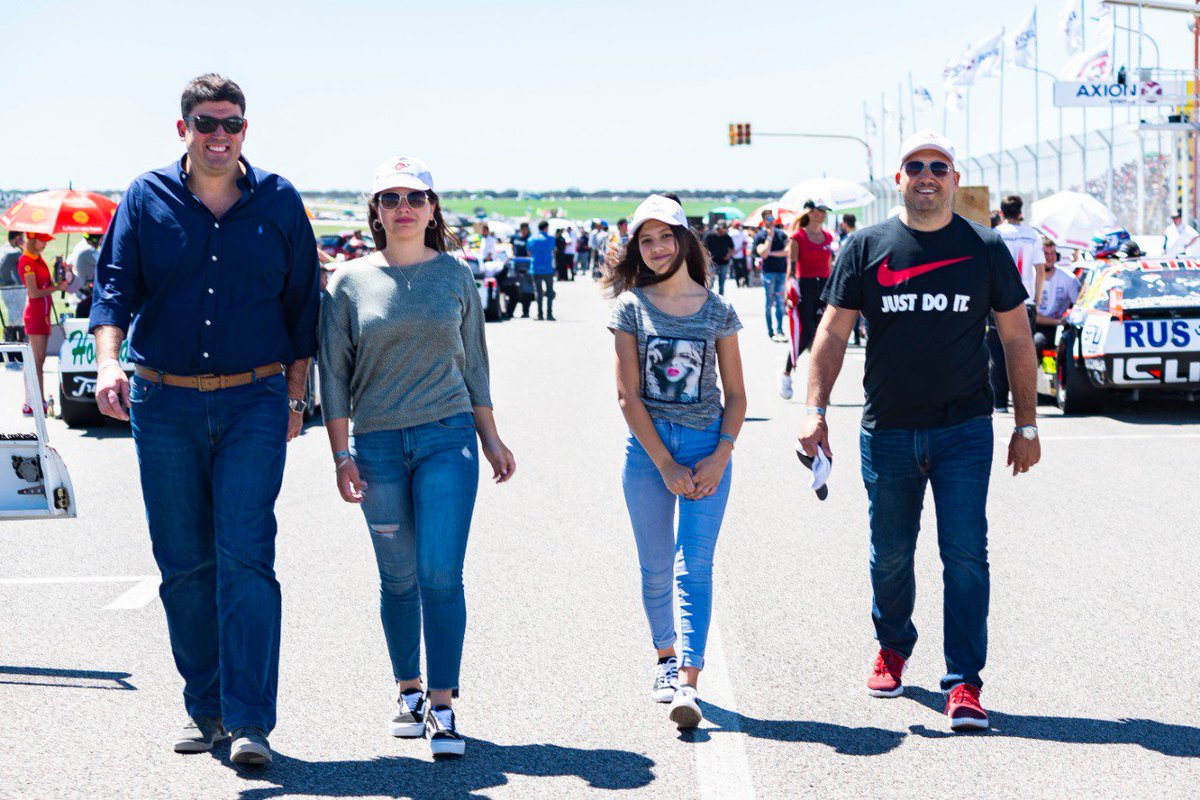 palibensusan's tweet photo. 🏁Domingo de #TC con amigos🏁
Con un imponente marco de público y un día que acompañó, disfrutamos junto amigos de una gran final del Turismo Carretera en el Autódromo Provincial. https://t.co/fg67QtO7gF