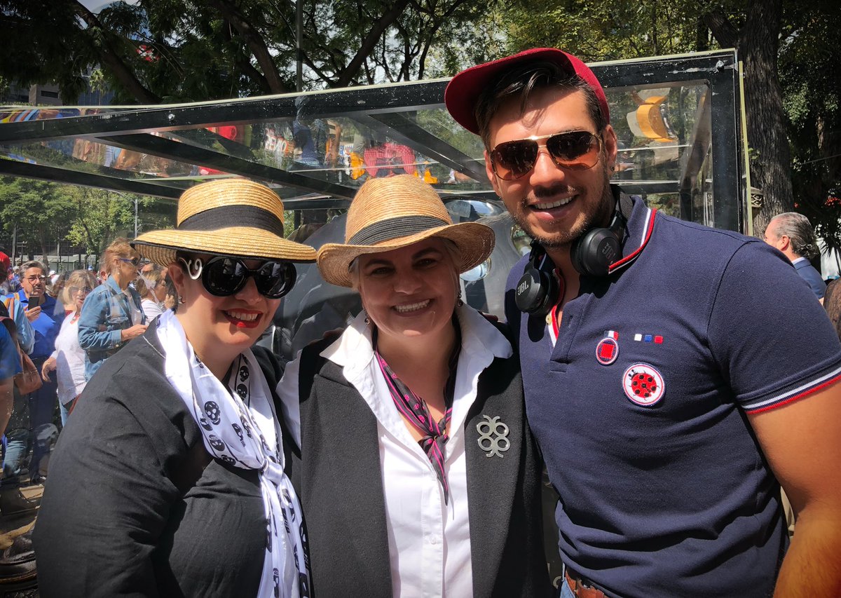 Ruberli_mx's tweet photo. Un honor acompañar a mi querida amiga la Gran #diseñadora @deliagonzaleztaxco en la presentación de @mexicraneos 2018 mi admiración y amor para ti y @hilda.tellezlino siempre. #mexicraneos #cdmx #paseodelareforma #mueveteEnBiciCdmx #calaveramexicana #plata #instaguapos #cdmx https://t.co/alTbMcfDYJ