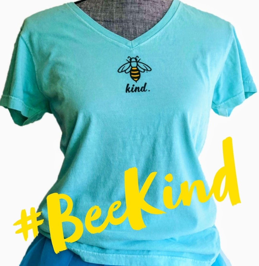 BeeWearCo's tweet photo. @heARTISTatWORK @Kindnessgives @the_kind_club @stephenkelley85 @RAKFoundation @melanie_korach @tracyscottkelly @drtfulenwider @StephenCGreen22 @BeWell101 We couldn't agree with you more @heARTISTatWORK! #BeeKind (and #SaveTheBees 🐝) https://t.co/Qnd8wFPfR9