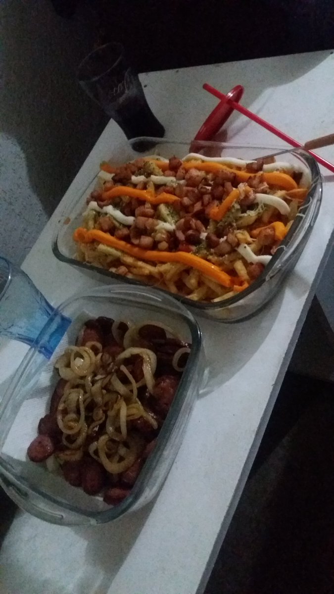 Majoare's tweet photo. Aqui o jogo foi assim! Porção de calabresa acebolada e de batata com queijo, bacon cheddar catupiry e salsinha com cebolinha ♡ #NFLnaESPN  #NFLBrasil https://t.co/SulJ6tYdpN