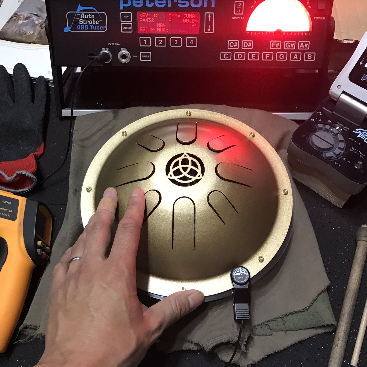 GANKDRUM's tweet photo. おはようございます。
早朝は気温も低く作業効率UP!
1番最適な時期です。
#ガンクドラム #ヒーリング #healing #perterson #癒し #トリケトラ #倍音 #純正律 #432hz #ストロボチューナー https://t.co/35ogvVc4Dz
