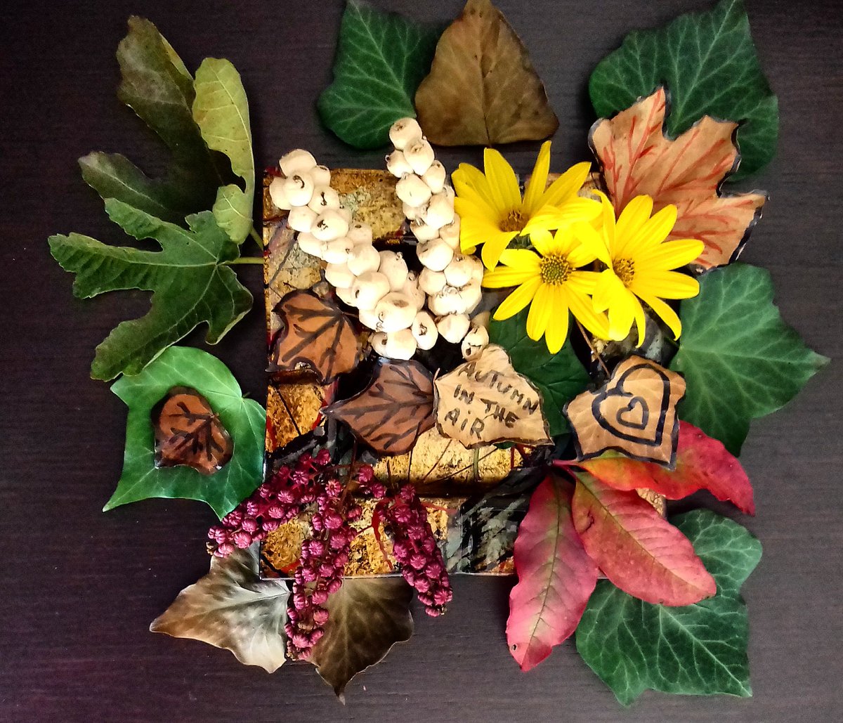 LucyLucilla's tweet photo. Gli alberi perdono le foglie al primo alitare del vento e sotto ai pioppi si forma uno strato di foglie gialle con dentro mischiati tanti colori. Adoro i colori di cui si tinge l'autunno sembra una tela rivolta al crepuscolo! #DisegniSuFoglie #autmn #fogliealvento #oroecremisi https://t.co/S3CHzs03EP