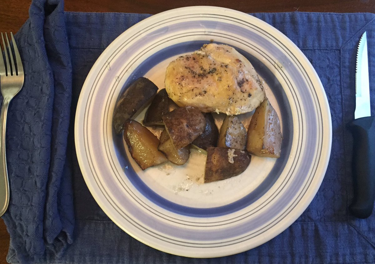 PaulEM53's tweet image. What’s for dinner? How about garlic chicken breast with potatoes? #yum #whatsfordinner #lifeatthetable #Crockpot #easymeals @CrockPotCares @kroger @WholeFoods @CentralMarket #Potatoes @IdahoPotato #chicken