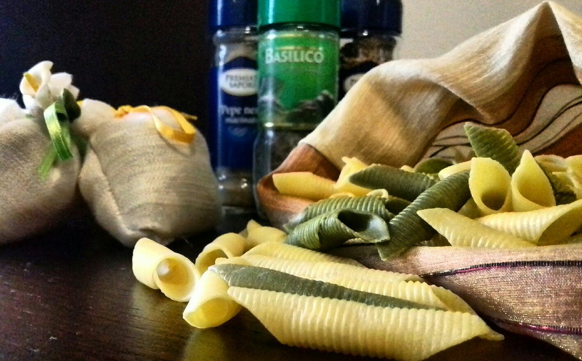 LucyLucilla's tweet photo. In cucina basta un pò di fantasia e anche i piatti si colorano di vita! #Cooking #pagliaefieno #fantasia #piatticolorati #colori #cookingcolor https://t.co/IDfyr7jDKe