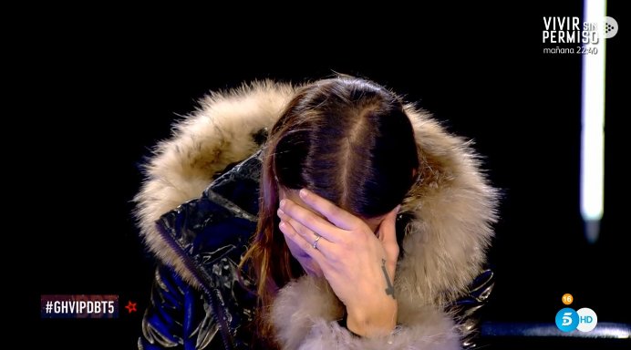 ghoficial's tweet photo. ¿Entiendes la reacción de Alejandro en la llamada a Techi?

🔄 Por supuesto. Techi se lo ha buscado
❤️ No, debería haber sido más comprensivo

#GHVIPDBT5 https://t.co/Q1FqhuuMrO