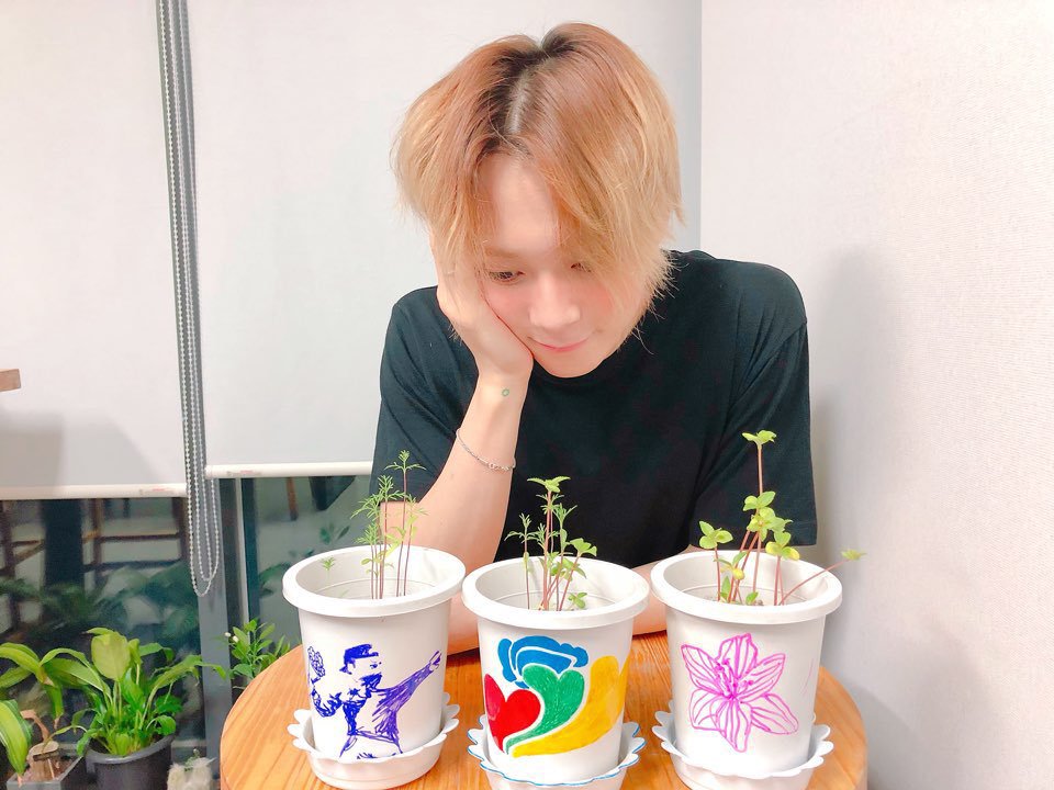 deukaevigne's tweet photo. Kim Hyojong Γ© um dos seres mais preciosos desse mundinho, pai das plantinhas, super talentoso e amΓ‘vel, eu sinto muito a sua falta e espero que tudo se ajeite, vocΓͺ sΓ³ merece o melhor π #2yearswithEDawn https://t.co/eNmnTgkA8E