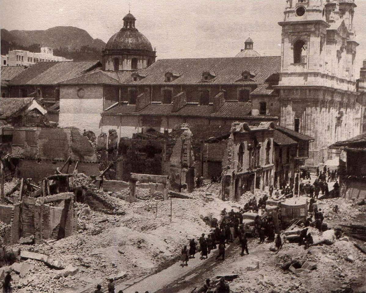 Así amaneció el centro de Bogotá el 10 de abril de 1948, un día después del Bogotazo.

#HistoriasdeColombia 
#fotografiahistórica 
#Bogotá
#Bogotazo
#1948
#SigloXX