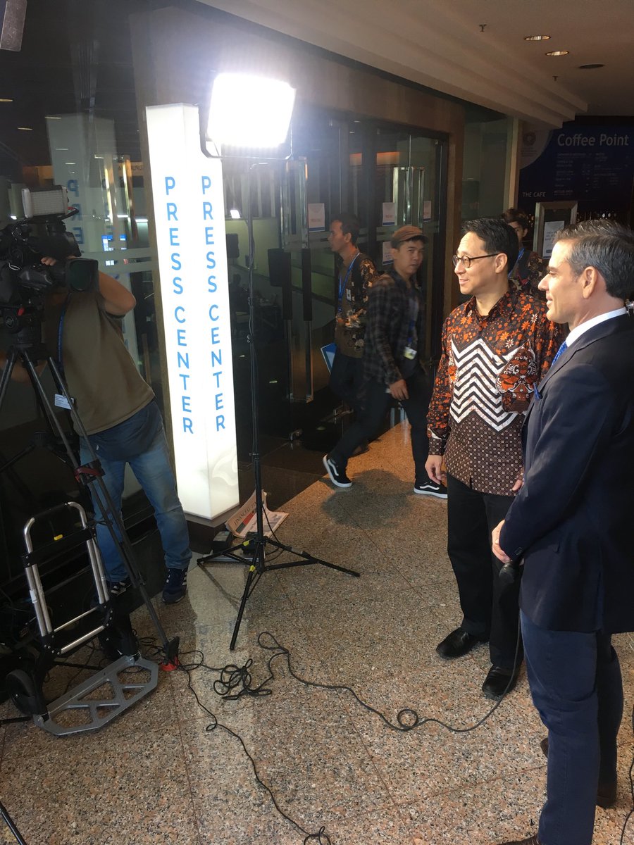 CurtisSChin's tweet image. ICYMI:  from the IMF / World Bank press center to you. Have a listen: facebook.com/16017107432137… #WBMeetings #IMFMeetings #GotBatik #batik