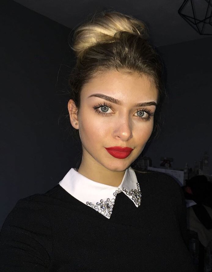 AlyssaTomx's tweet photo. Where all the bi girls at? #wetheLGBTQ https://t.co/nqvJlCjS0a