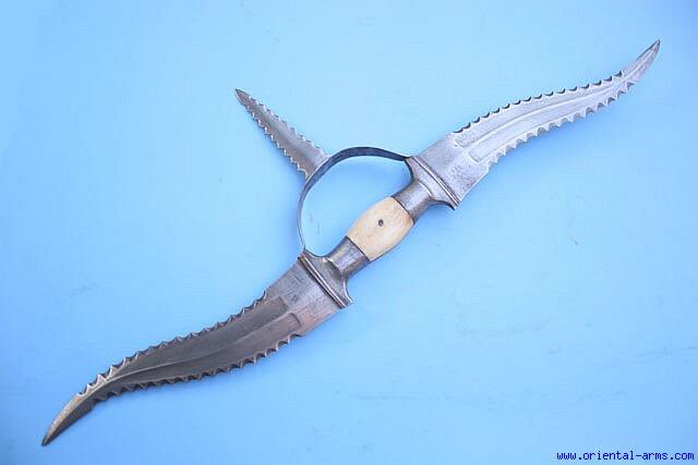 walrusweaponry's tweet photo. The original triple threat! One of the world’s first triple-edged blade, the Haladie was an ancient Syrian double dagger. 44 cm in length, it had a double blade AND a third blade on the handle.This way you could also stab-punch someone to death. #HIS125005F18 #armed2theteeth https://t.co/JUL9OOqrgA