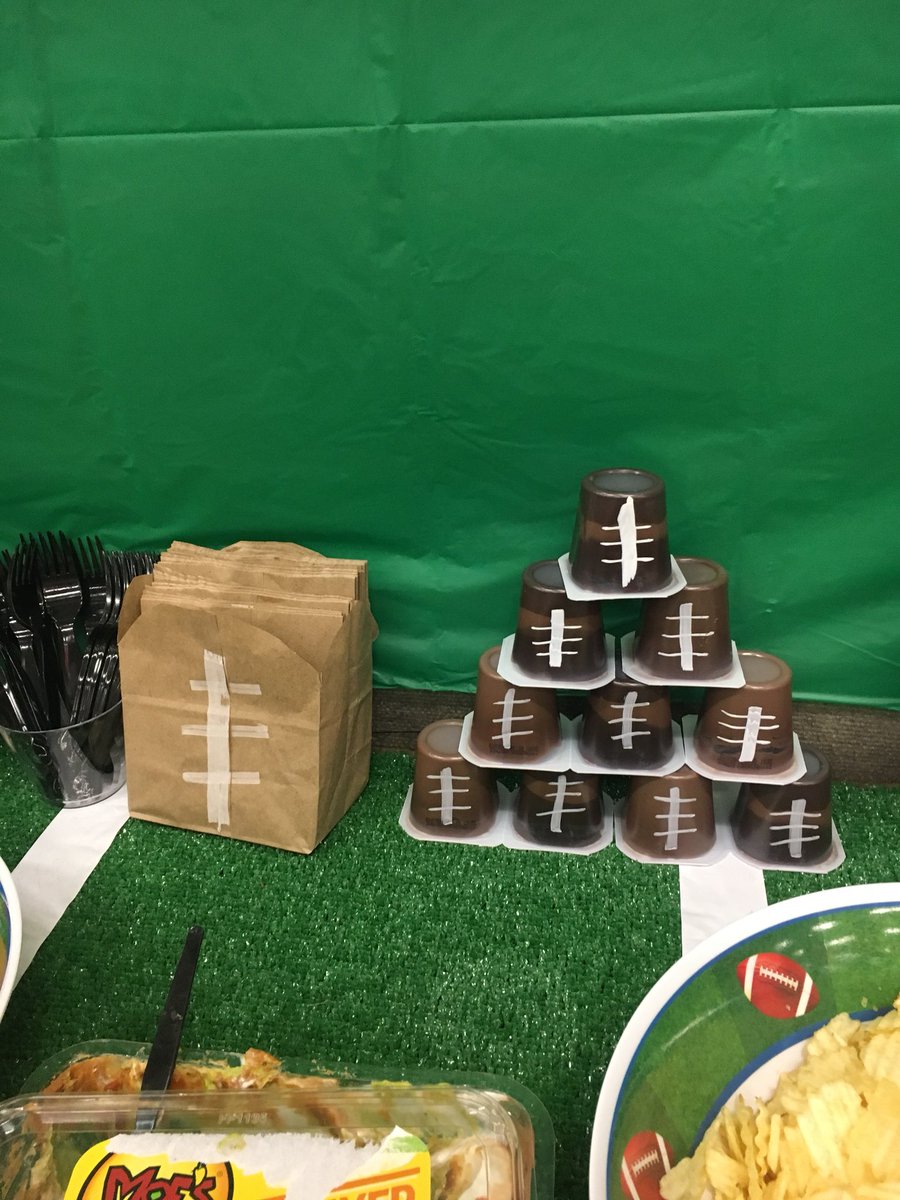 kristin_traina's tweet photo. CAM 2018 Thank you for what you do each and everyday!!!#TeamJerseyDay #Tailgatingweekend @noelia_pina2 @JaimeSheiner @SultanaTHD https://t.co/u9VA7rgIqF