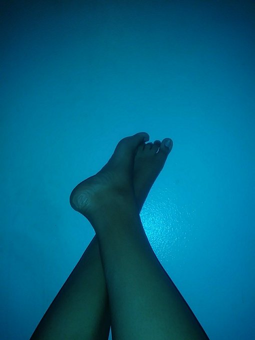 Come worship my beautiful feet! #FinDom #FootFetish #footworship #footslave #EbonyGoddess https://t.<a href="/tag/findom"class="tags">#FinDom</a><a href="/tag/footfetish"class="tags">#FootFetish</a><a href="/tag/footworship"class="tags"><span>#footworship</span></a><a href="/tag/ebonygoddess"class="tags"><span>#ebonygoddess</span></a><a href="/tag/footslave"class="tags"><span>#footslave</span></a>