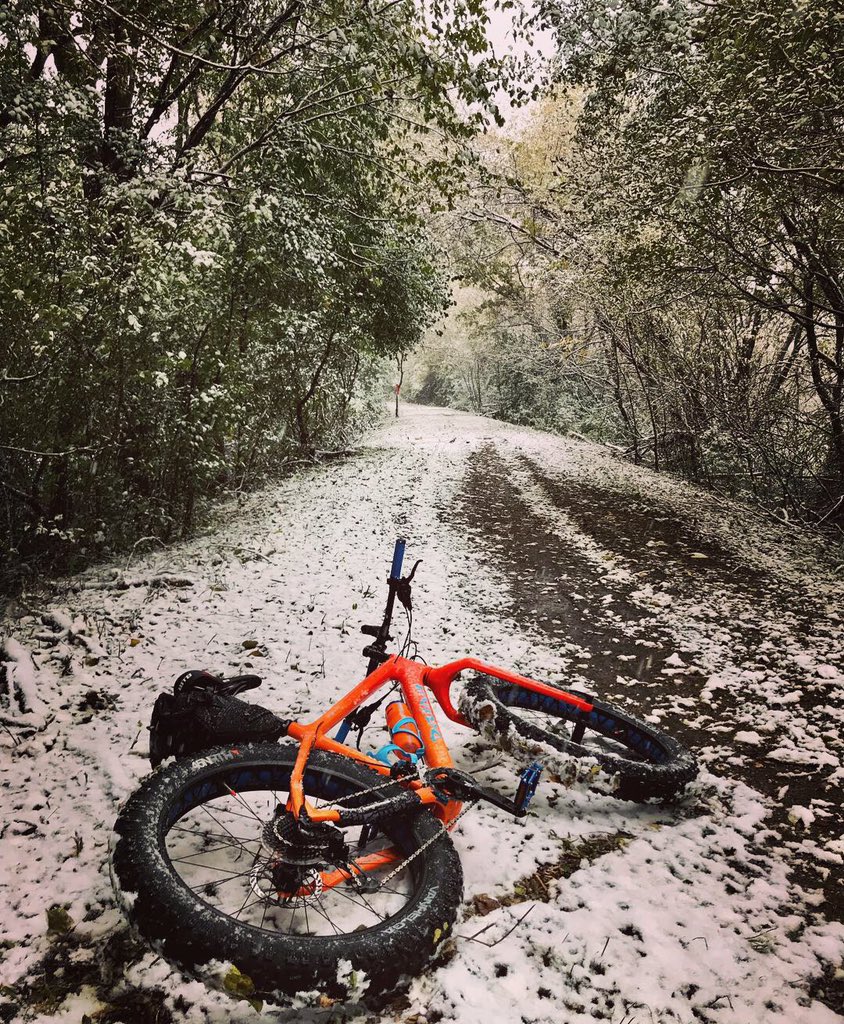 ridewithfroth's tweet photo. What a beautiful morning ride into work today! #FirstSnow #fatbike #salsacycles #tonkacycleandski #commute #beardcicles https://t.co/DPWNLIXbc4