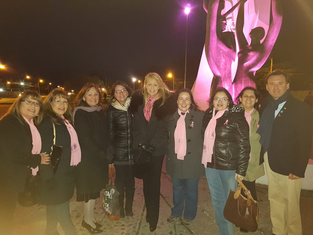 En el mes de la Prevención del Cáncer de Mamas, se ilumina monumento de color Rosa, donde asistieron las Damas León de diferentes Clubes, en esta actividad asistió la ex Mis Universo <a href="/CeciliaBoloccoF/">Cecilia Bolocco</a> y el Alcalde de la Comuna <a href="/ClaudioRadonich/">Claudio Radonich</a>
#NosotrosServimos
#LionsClub
#LCI