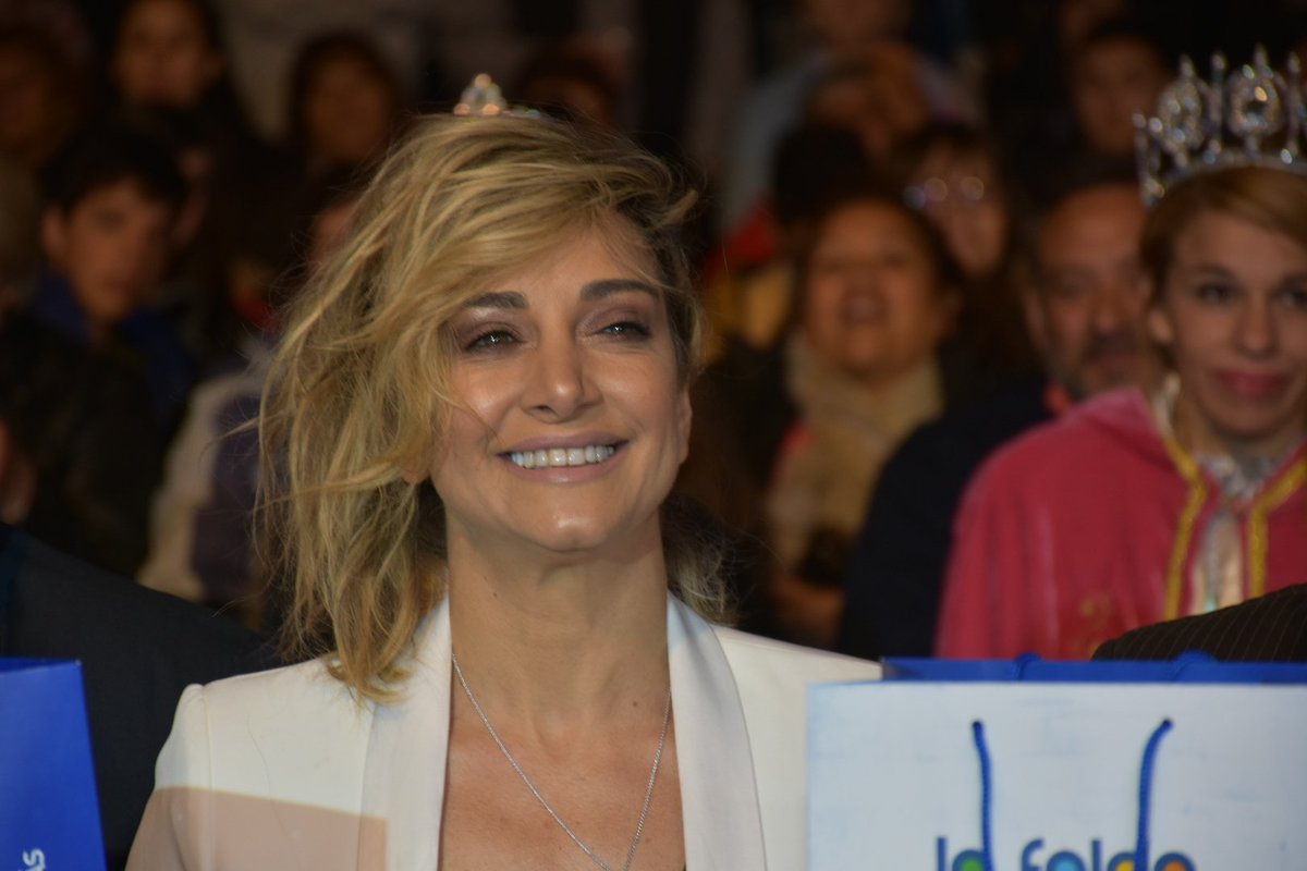 DestinoCordoba's tweet photo. #Ahora
Se elige la Reina Nacional del Alfajor con un jurado de lujo encabezado por @AndreaGhidone 🤩
Hay 27 reinas de todo el país presentes👑 https://t.co/7M6aWLEdvU