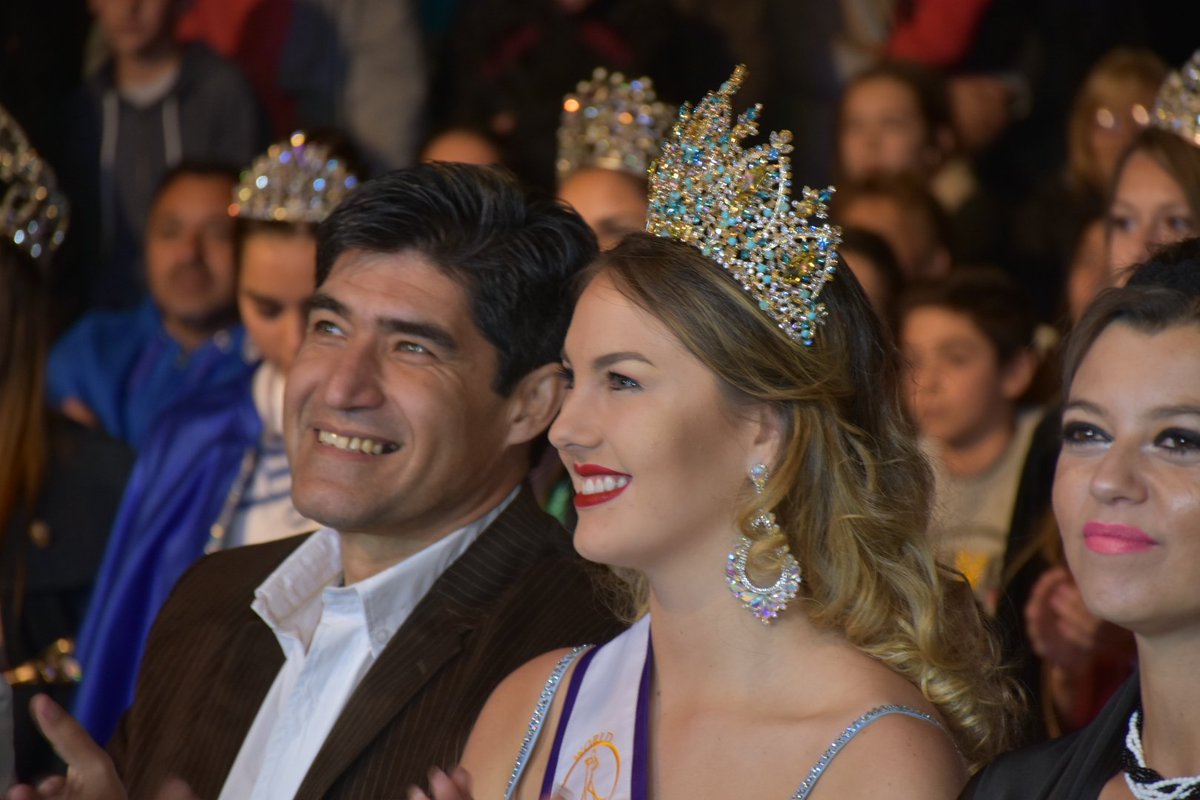 DestinoCordoba's tweet photo. #Ahora
Se elige la Reina Nacional del Alfajor con un jurado de lujo encabezado por @AndreaGhidone 🤩
Hay 27 reinas de todo el país presentes👑 https://t.co/7M6aWLEdvU