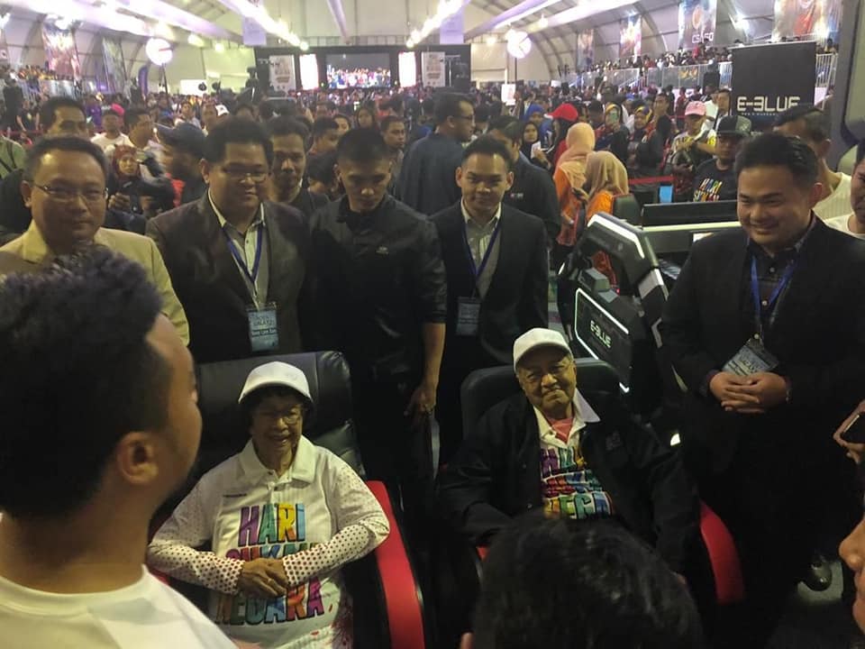 EBlueGaming's tweet photo. The prime minister of Malaysia...Tun Dr. Mahathir bin Mohamad couples liked to sit in the E-Blue gaming sofa...
#Eblue #TunMahathir #Esport #gaming
#gamingchair #gamingsofa #Malaysia #Primeminister https://t.co/tK42mGWtZn