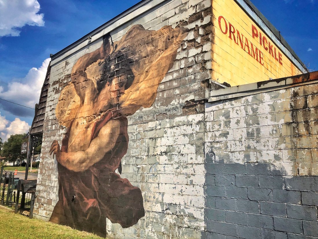 welcometo901's tweet photo. RT @MemphoNewsLady: Summer Avenue just got a lot more scenic with this @BrooksMuseum @Outingsproject mural. “The Slaying of Medusa” by Luca Giordano comes to life on the Pickle Iron building at 3177 Summer. #brooksmuseum #outings_project #memphis #streetart https://t.co/D4Un5mXuE2